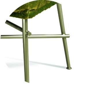 Ohlinda Stuhl: Die Stahlbeine verlaufen konisch. Durch ein besonderes galvanisches Verfahren erhält das Material seine goldene irisierende Oberfläche.